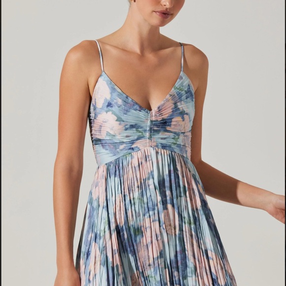 ASTR the Label Maeve Pleated Midi Dress - Picture 2 of 5